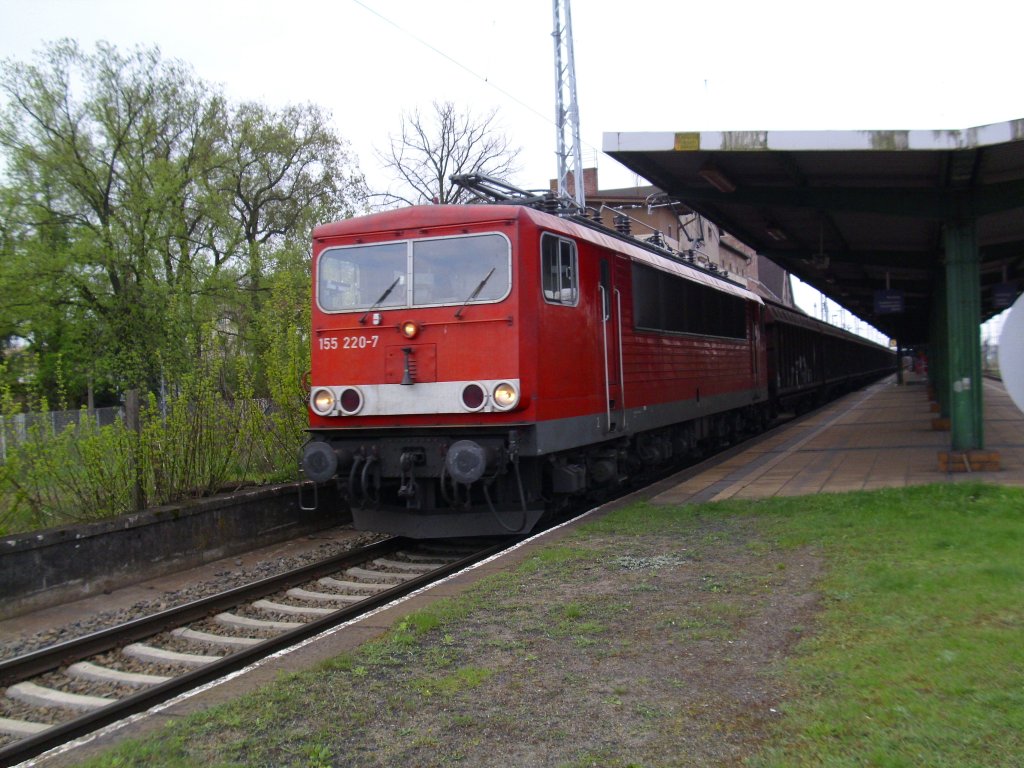 155 220-7 zog am 21.04.10 mit gedecktem Gterzug durch Eisenhttenstadt. 