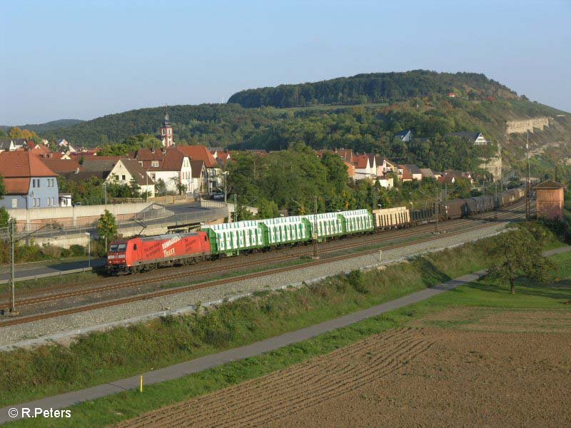185 001 zieht ein Gemischt Warenladungs Zug durch Retzbach-Zellingen.27.09.08