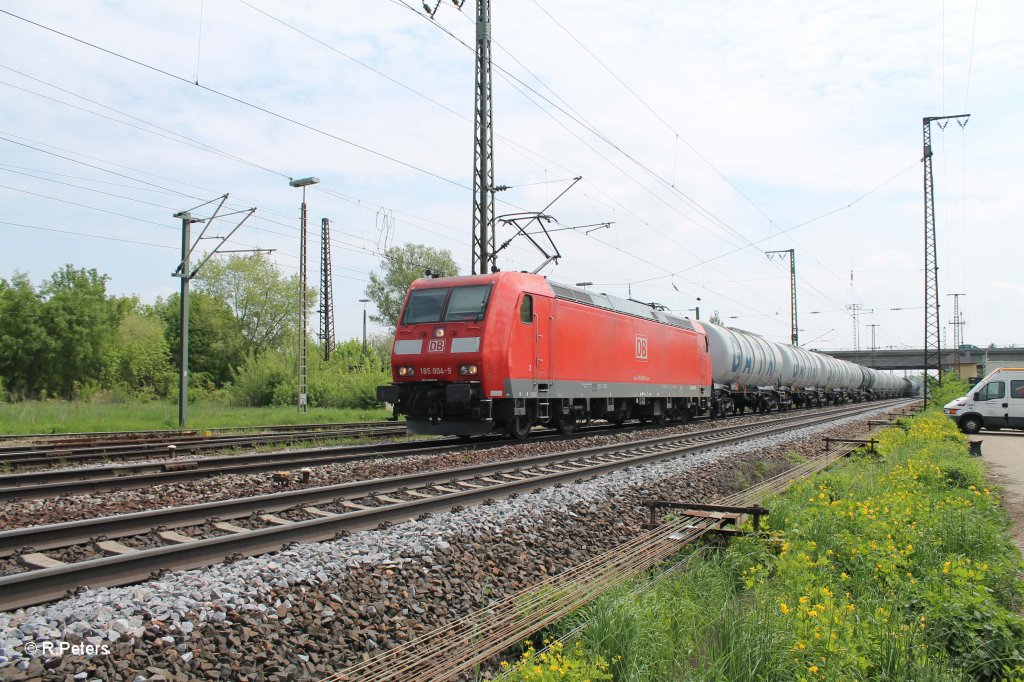 185 004-9 erreicht Regensburg Ost mit einem Kesselzug. 09.05.13