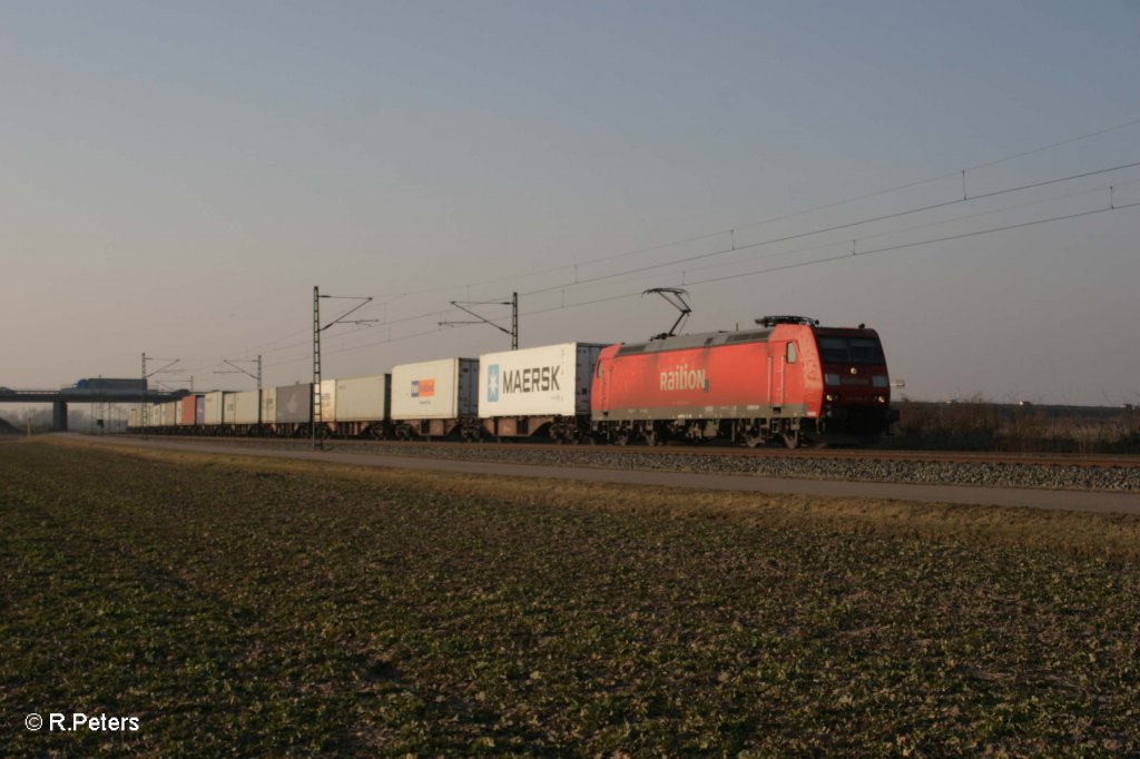 185 165-8 zieht bei Schkeuditz West ein Containerzug. 04.03.11