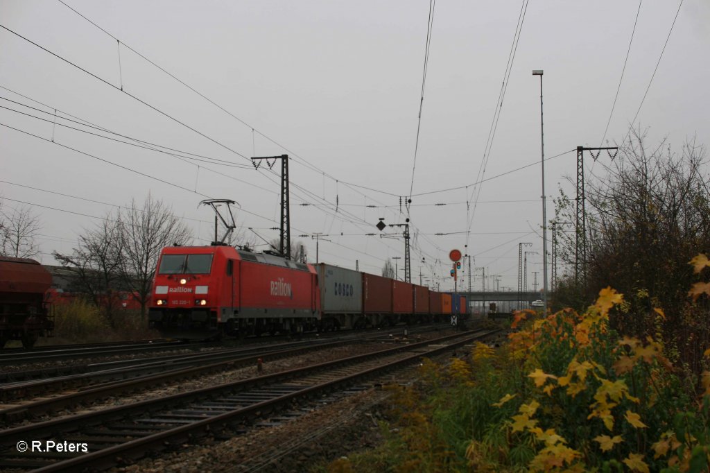 185 220-1 mit Containerzug in Regensburg Ost. 17.11.12