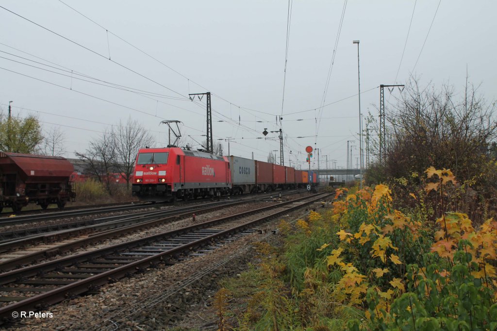 185 220-1 verlsst Regensburg Ost mit einem Containerzug. 17.11.12
