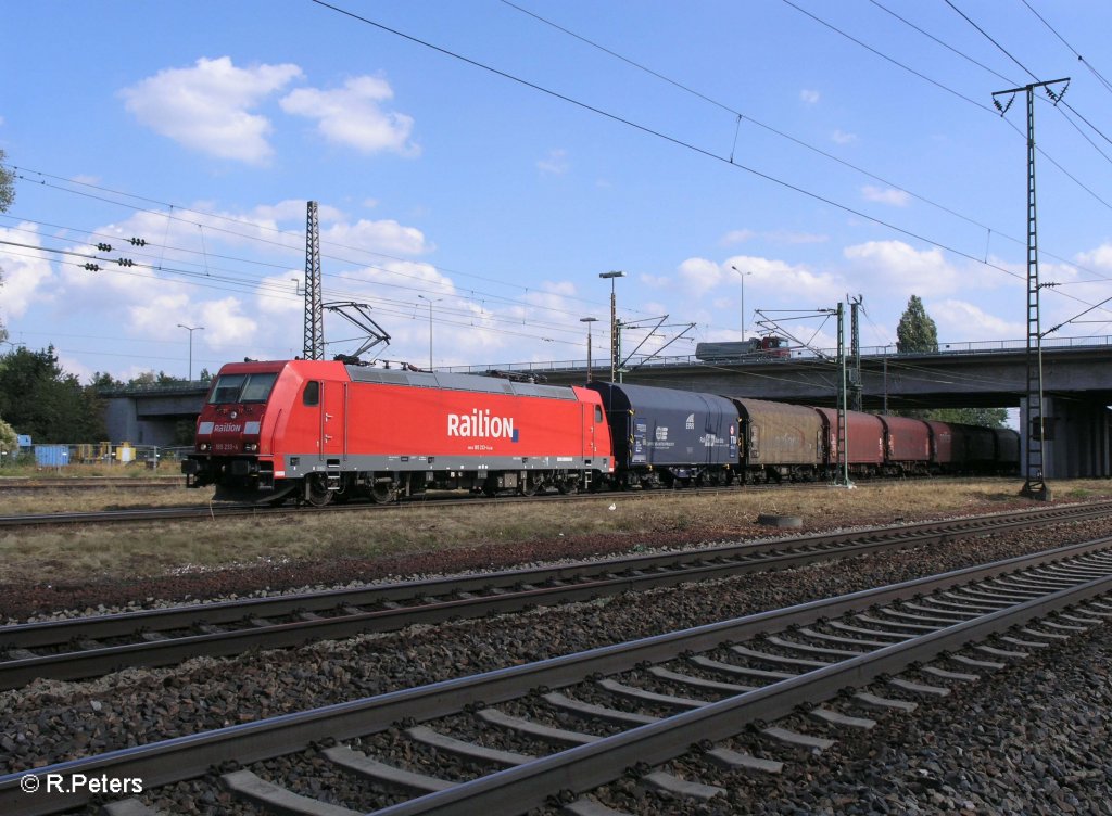 185 233-4 verlsst Regensburg Ost mit ein Stahlzug. 27.08.09