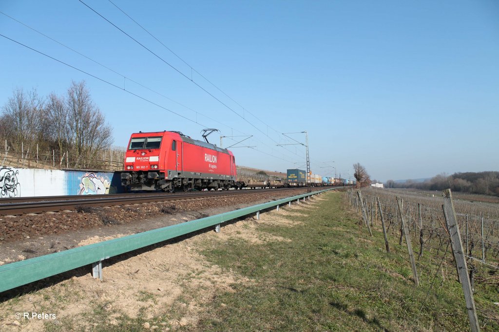 185 302-7 mit Container/Wechselpritschen bei Hattenheim am Rhein. 05.03.13