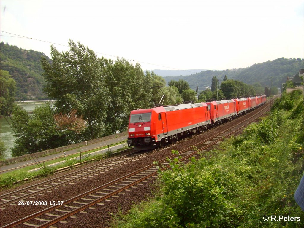 185 305-9 berfhrt bei Bacharach ein Lokzug. 26.07.08