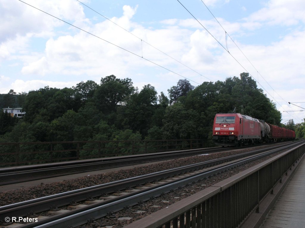 185 308-4 zieht ein gemischten Gterzug ber die Donaubrcke bei Regensburg-Prfering. 20.06.09
