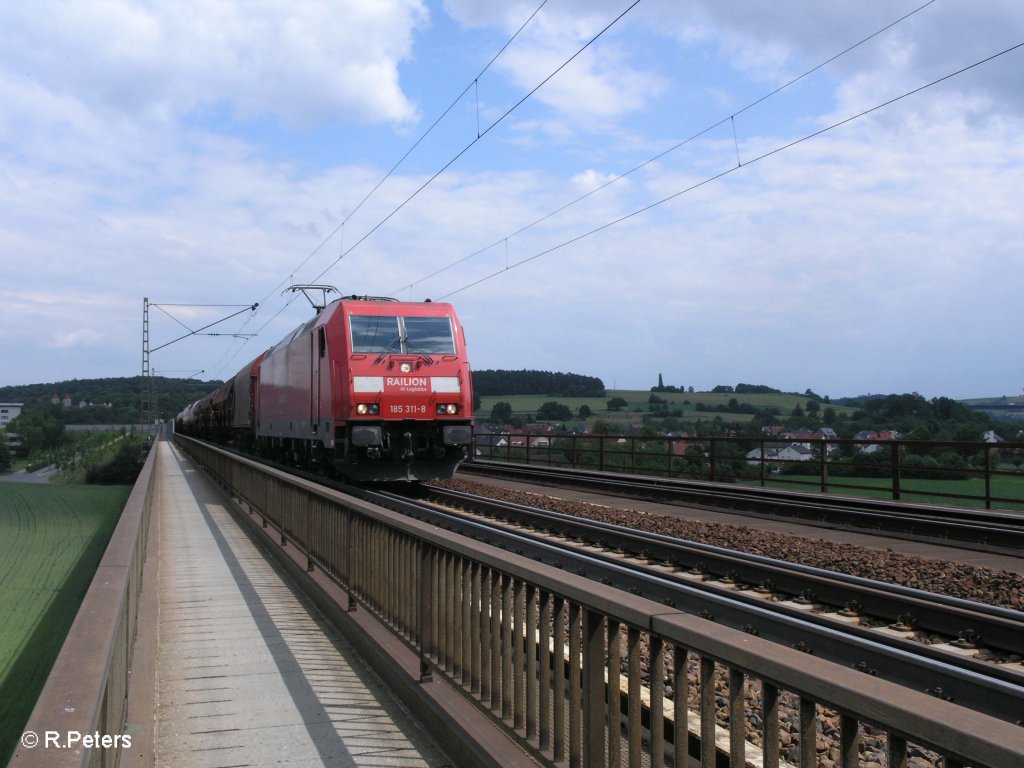 185 311-8 zieht ein gemischten Gterzug ber die Donaubrcke bei Regensburg-Prfering. 20.06.09