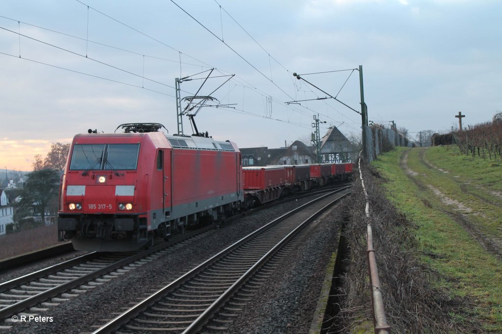 185 317-5 mit Containerzug bei Hattenheim am Rhein. 18.12.12