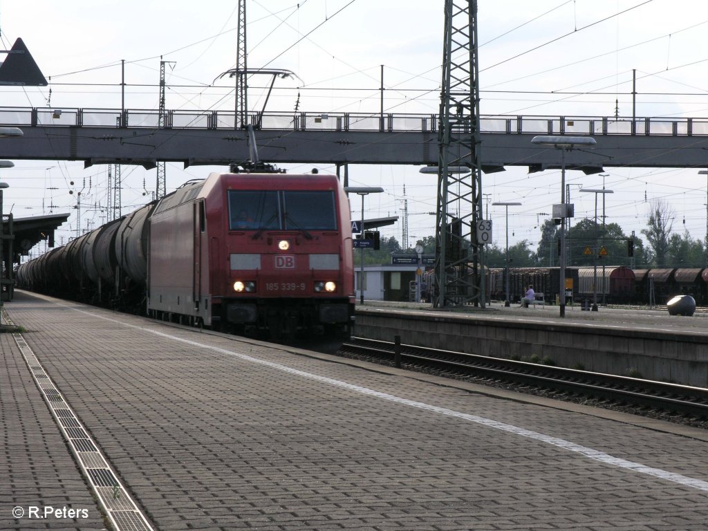 185 339-9 zieht ein Kesselzug nach Passau durch Plattling. 08.08.09