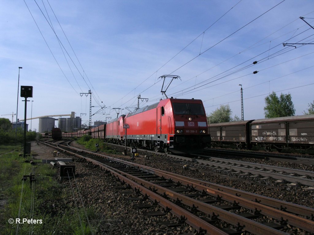 185 356-3 und eine Schwester Maschine ziehen einen Kohlezug durch Regensburg. 29.04.10