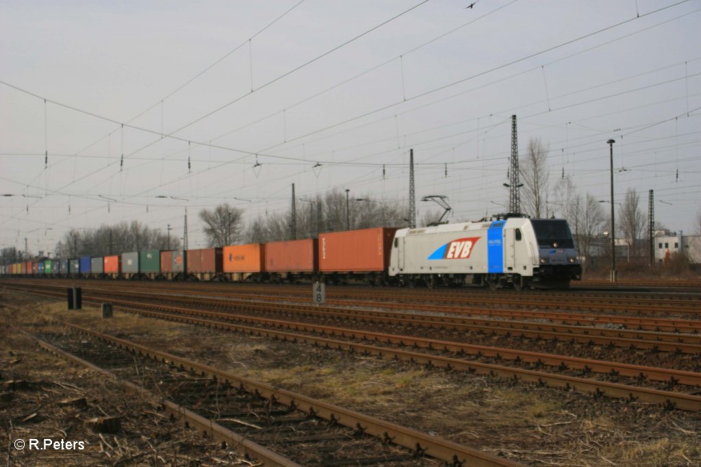 185 676 mit Containerzug in Leipzig Schnefeld. 12.03.11