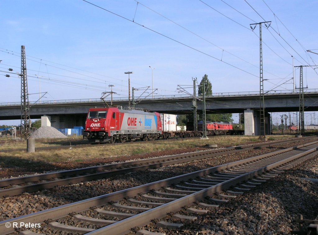 186 129-6 verlsst Regensburg Ost mit ein leeren Containerzug. 09.09.09