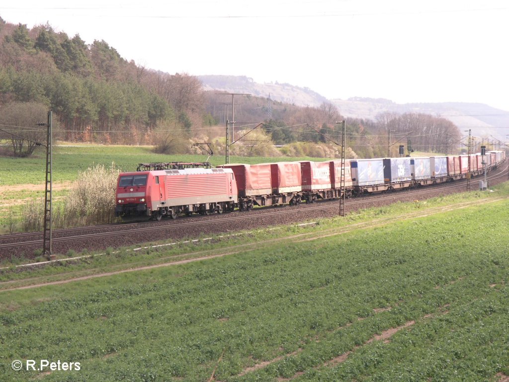 189 034-2 zieht ein Containerzug durchs Maintal bei Harbach. 12.04.08