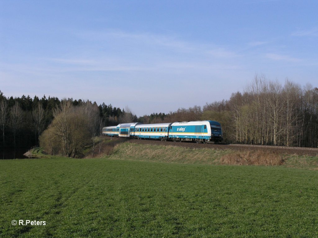 223 067 zieht den ALX87021 nach Mnchen bei Oberteich. 24.4.10