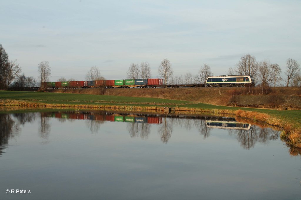 223 152 mit Containerzug Wiesau ATW - Schweinfurt sdlich von Wiesau. 17.04.13 Version 4
