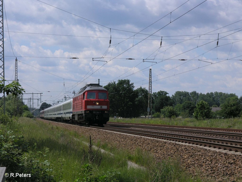 232 252-7 zieht den EC45 nach Warschau bei Briesen(Mark). 02.06.09