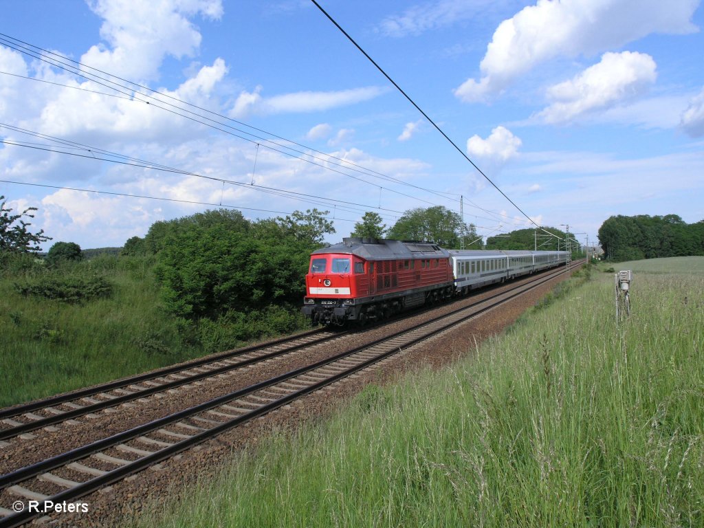 232 252-7 zieht kurz vor Jacobsdorf(Mark) den EC44 nach Berlin. 02.06.09