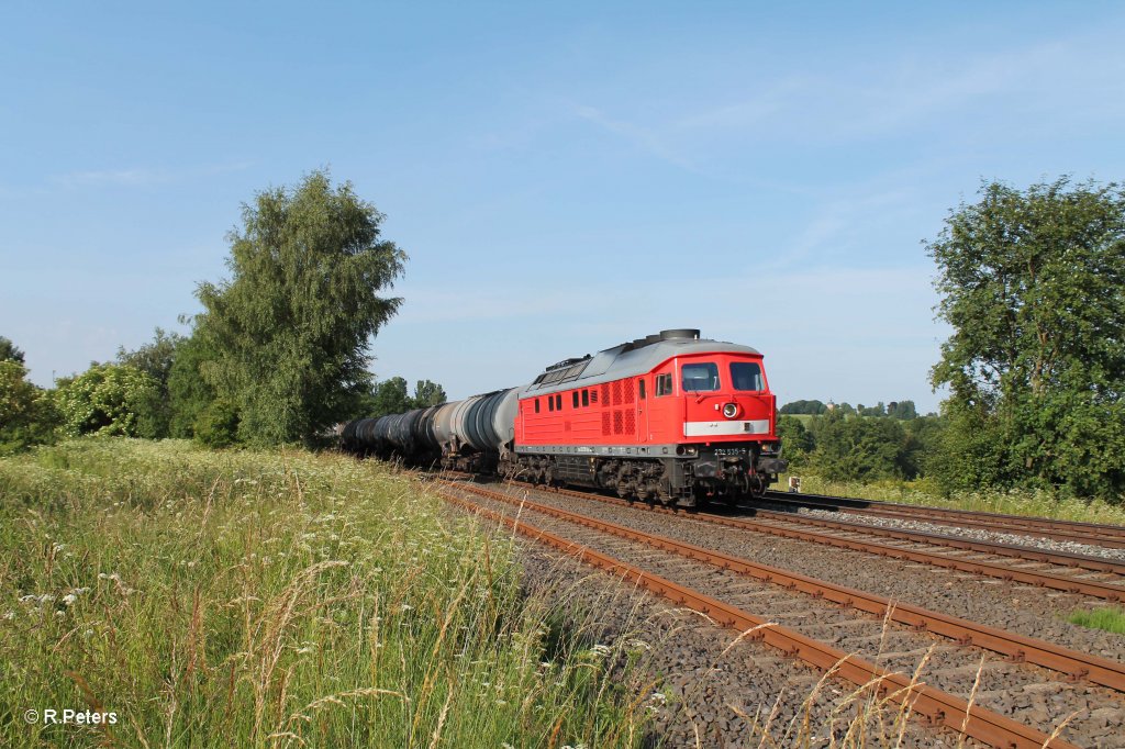 232 535-5 mit einem Kesselzug bei Schnfeld. 02.07.13