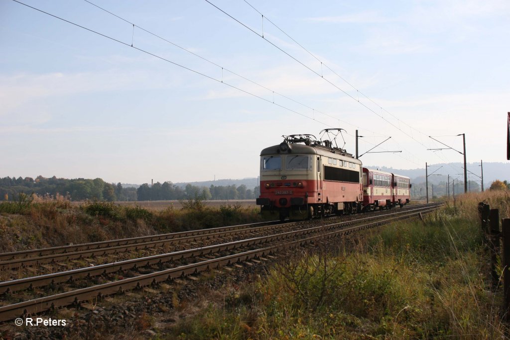 242 267-3 mit der R752 Praha - Cheb bei Chlotikov