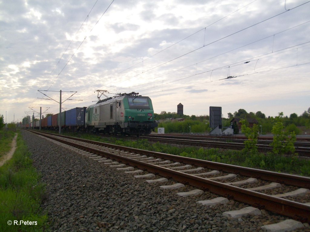 437024 mit Containerzug bei Schkeuditz. 05.05.10
