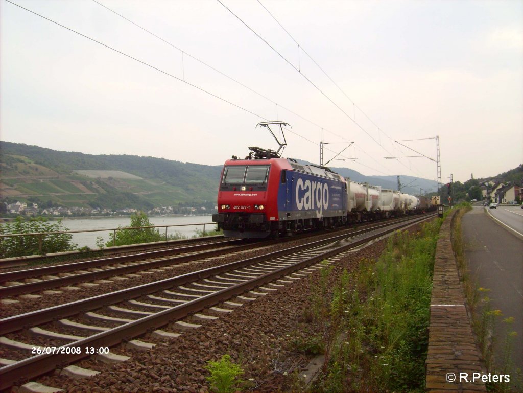 482 027-0 zieht bei Rheindiebach ein Intermodalzug. 26.07.08