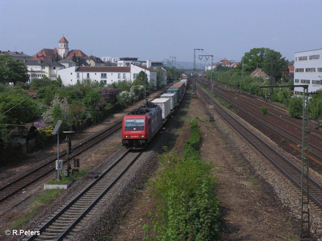 482 039-5 durchfhrt Regensburg mit ein Containerzug. 01.05.09