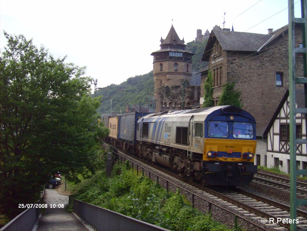 6609 zieht ein Intermodalzug durch Oberwesel. 25.07.08