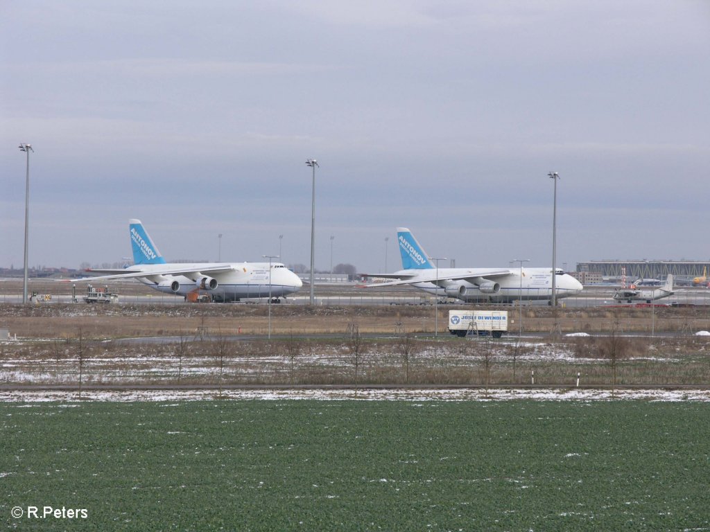 Blick auf den Flughafen Halle/Leipzig mit zwei russische Flieger