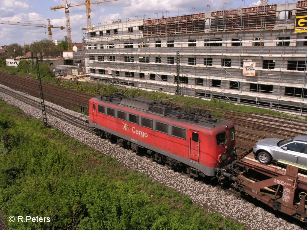 Blick vom Steg auf 140 806-1 mit BMW-Zug in Regensburg. 03.05.08