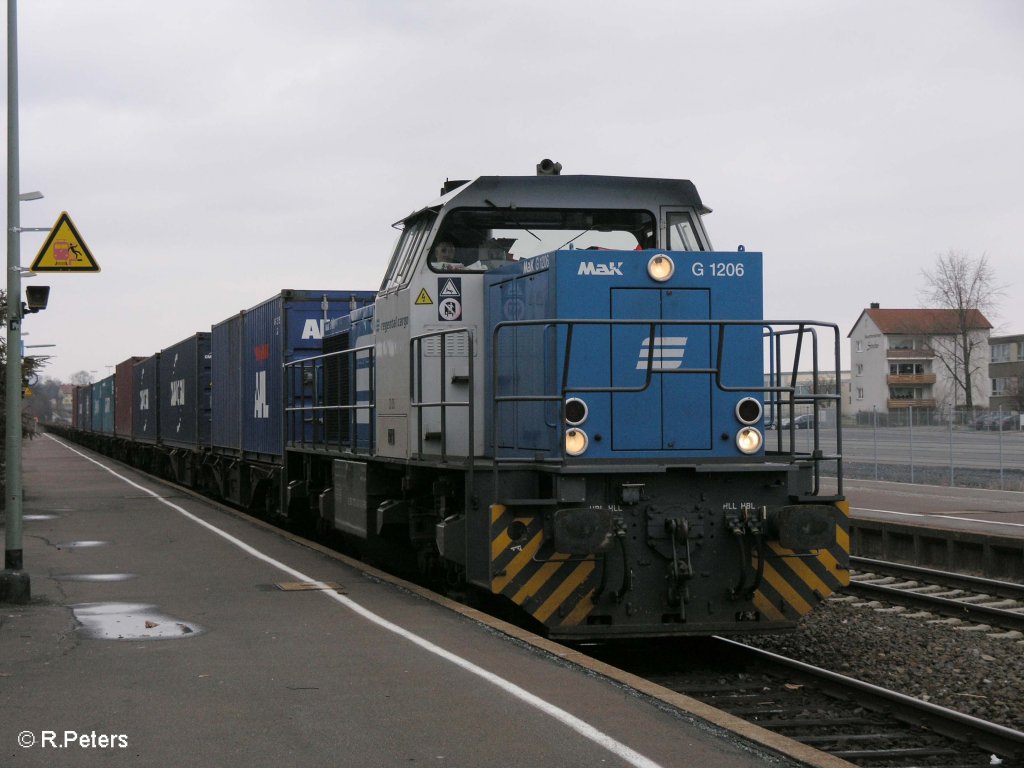 D05 zieht ein Containerzug durch Wiesau/Oberpfalz. 25.03.09