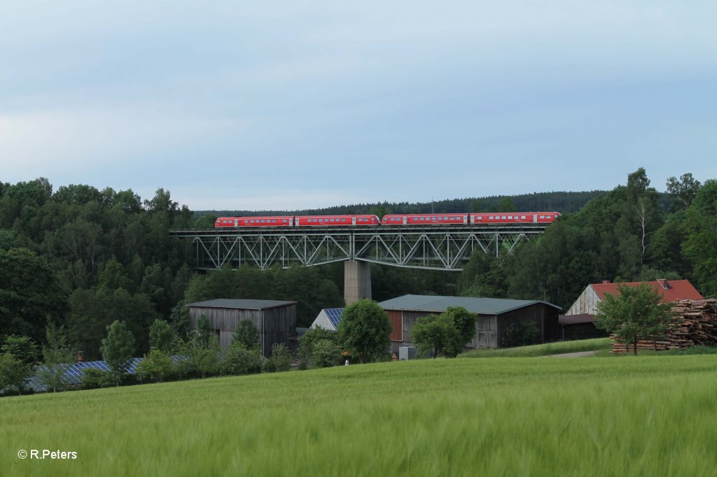 Der Gegenzug nach Dresden in Unterthlau auf dem Viadukt. 14.06.13
