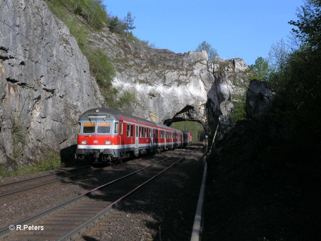 Der RE4053 Bamberg - Passau durchquert das Felsentor am 29.04.2010