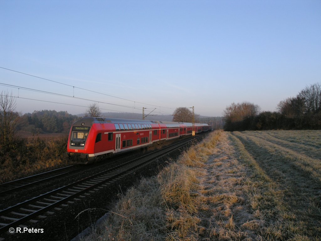 Der RE4241 Nrnberg - Mnchen bei Sonnenaufgang am 29.10.10