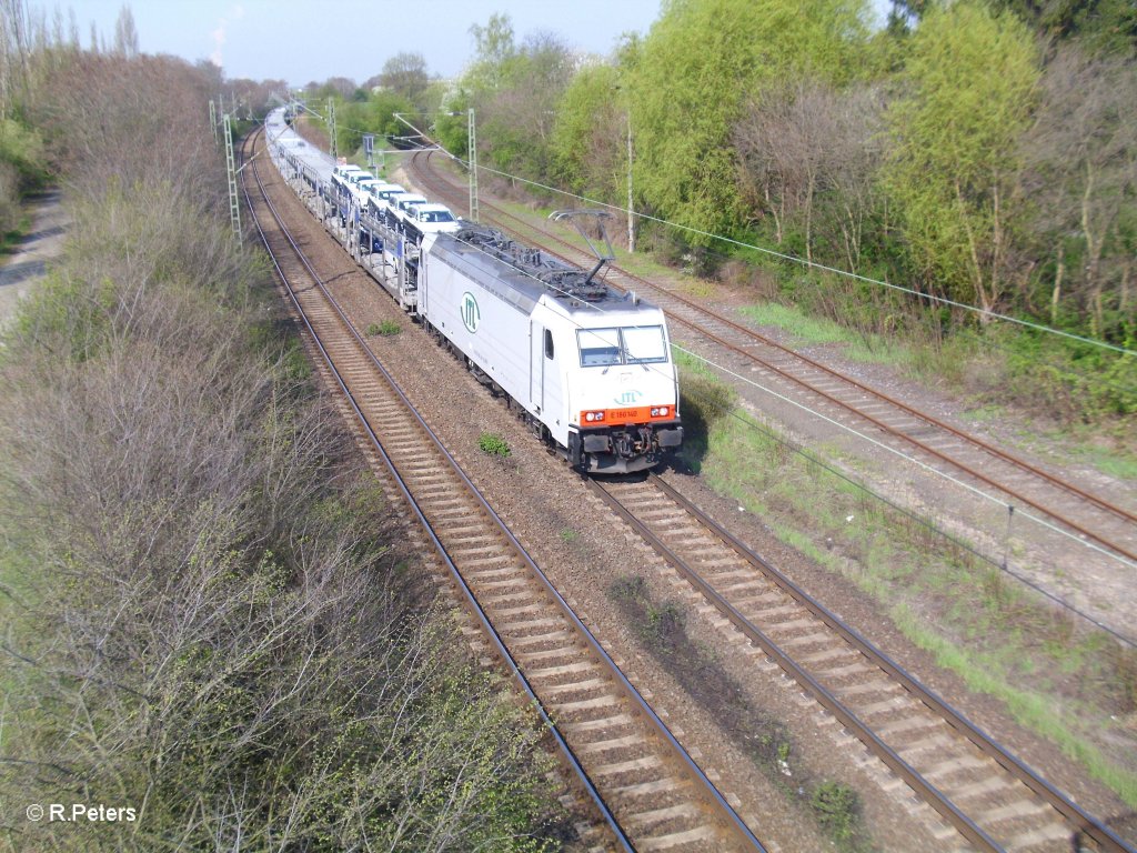 E186 140 fuhr mit einem Autozug in Schkeuditz ein. 23.04.10