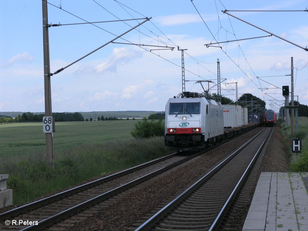 E186 140 zieht bei Jacobsdorf(Mark) ein Containerzug. 02.06.09