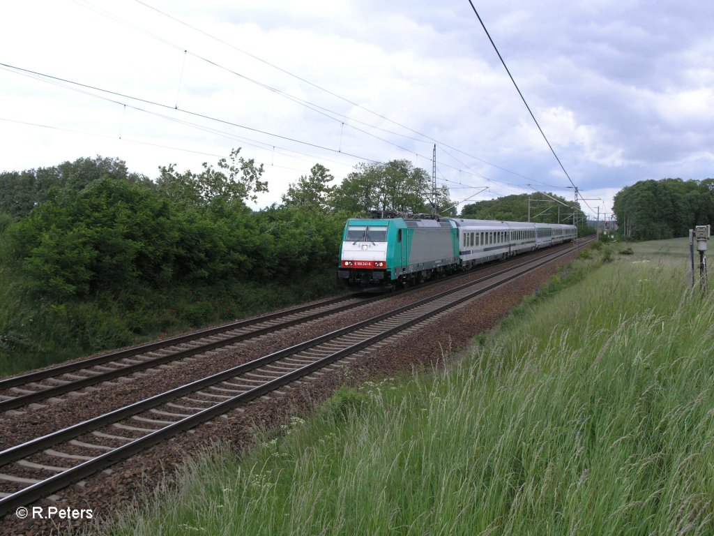 E186 241-6 zieht den EC46 nach Berlin bei Jacobsdorf(Mark). 29.05.09