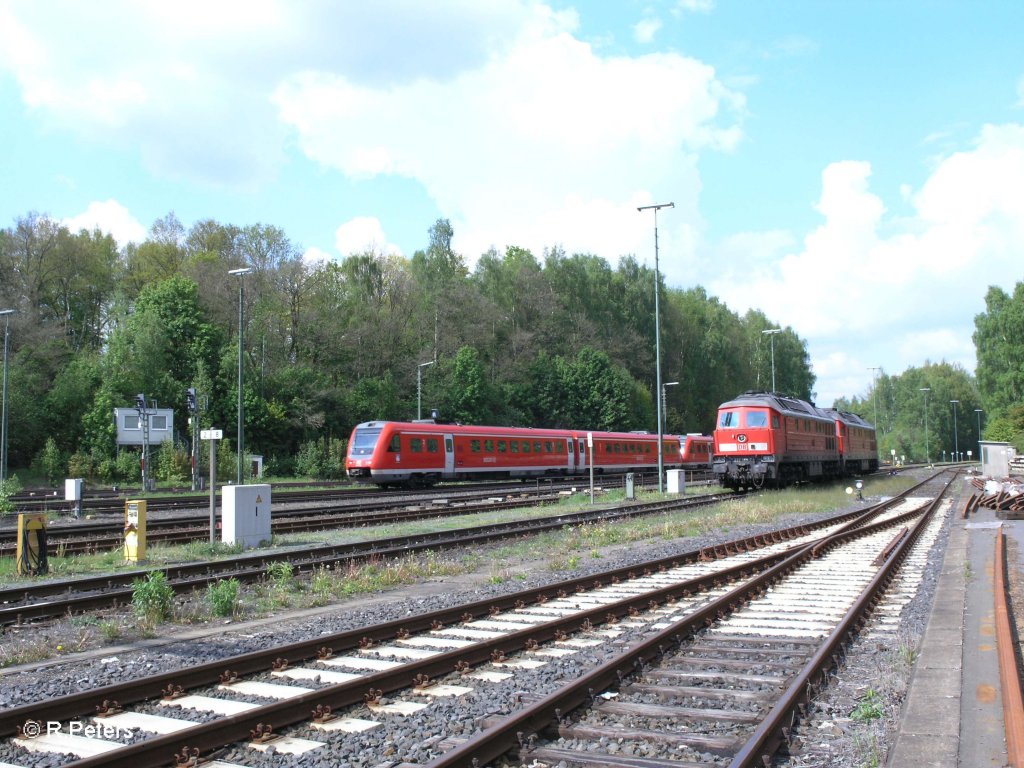 Ein 612er als RE Regensburg fuhr ein und 233 586 wartet auf neue Aufgaben in Marktredwitz. 22.05.10