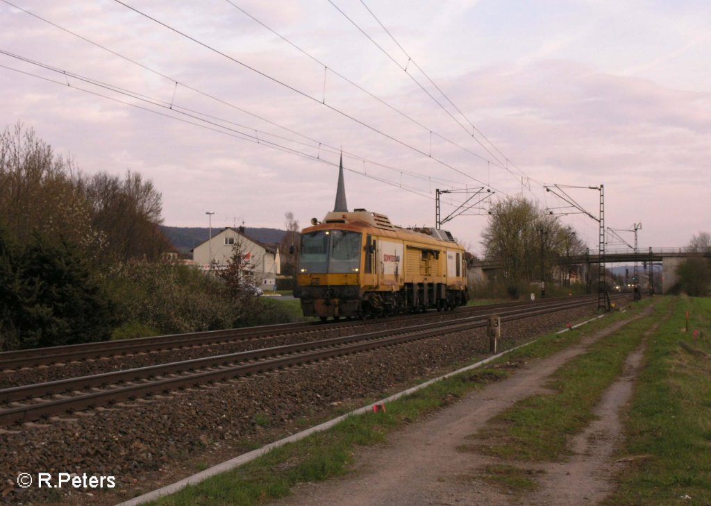 Eine Gleisstopfmaschine von Schwerbau bei Thngersheim. 12.04.08