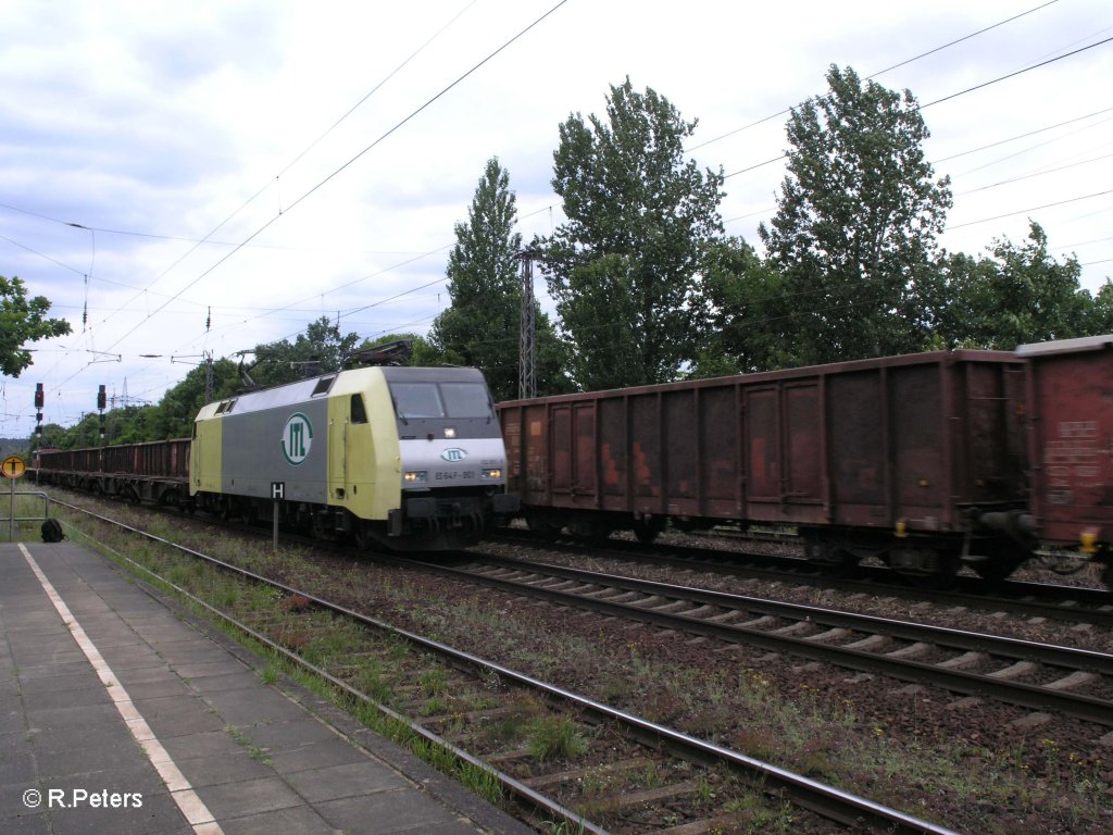 ES64 F 901 zieht ein leeren Containerzug durch Saarmund. 06.06.09
