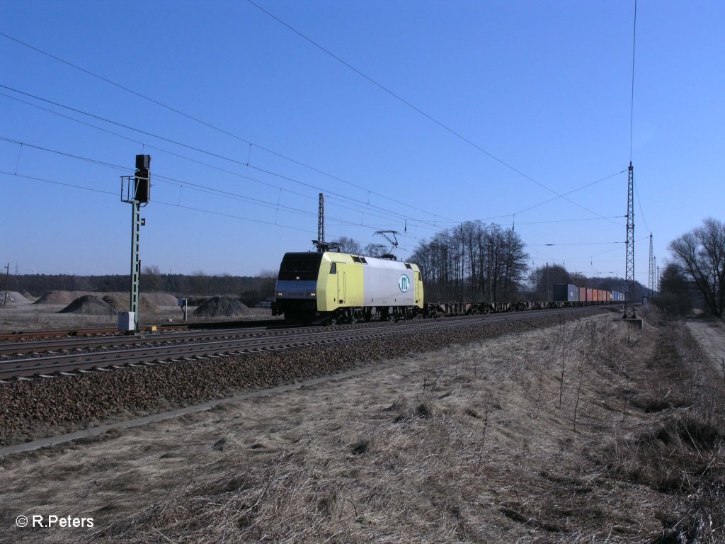 ES64 F - 902 mit Containerzug in Briesen(Mark)08.03.11