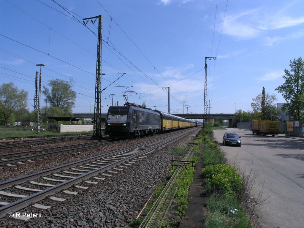 ES64 F4 036 zieht ein BMW-Zug an Regensburg Ost vorbei. 29.04.10