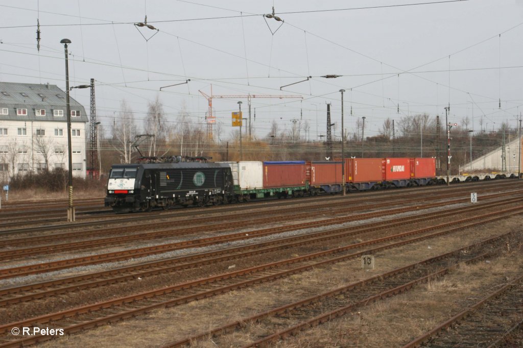 ES64 F4 298 mit Containerzug in Leipzig Schnefeld. 12.03.11