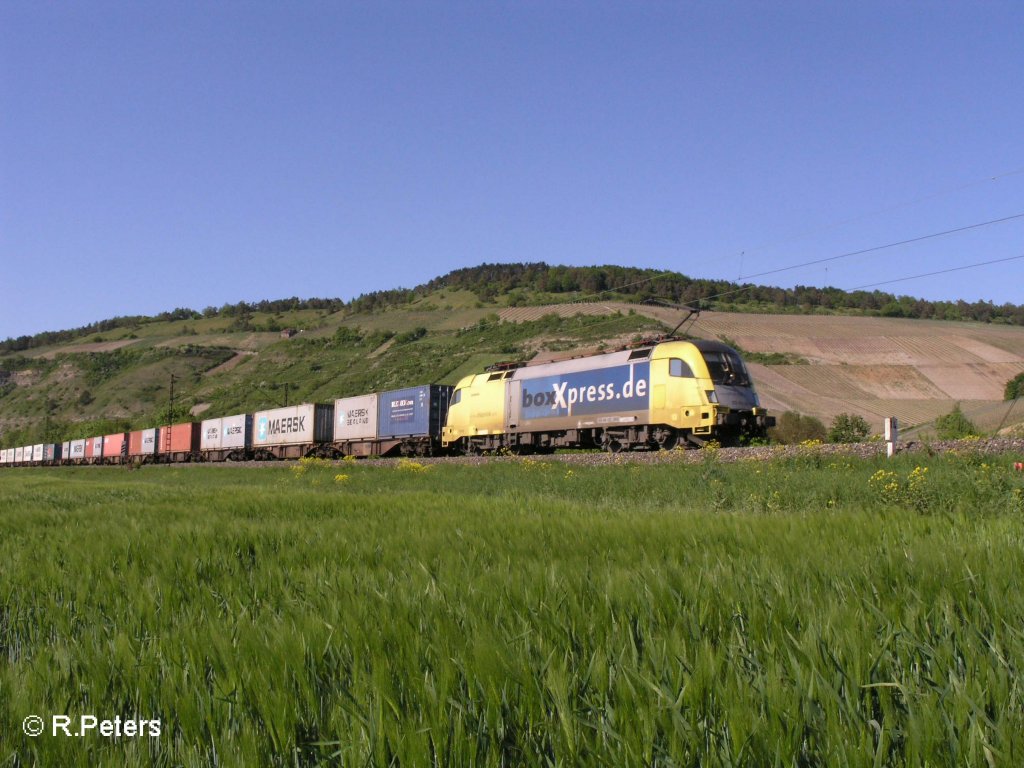 ES64 U2 009 zieht bei Thngersheim ein Containerzug durchs Maintal. 10.05.08