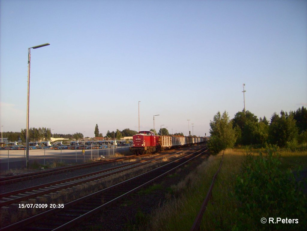 Lok 15 rangiert mit ein Holztransportzug in Wiesau/oberpfalz. 15.07.09