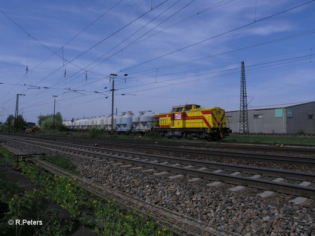 MEG 111 fhrt in Regensburg Ost mit einem Zementzug aus dem Hafen ein. 29.04.10