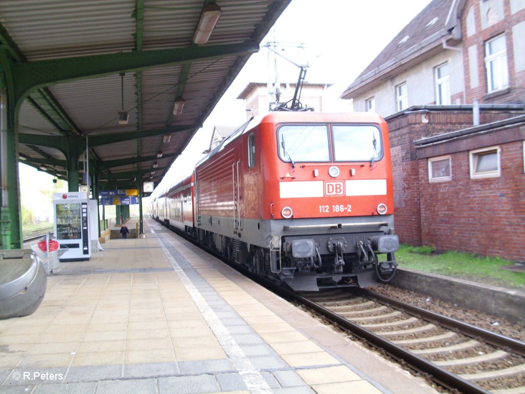 Nachschuss von 112 186-2 im Bahnhof Eisenhttenstadt. 21.4.10
