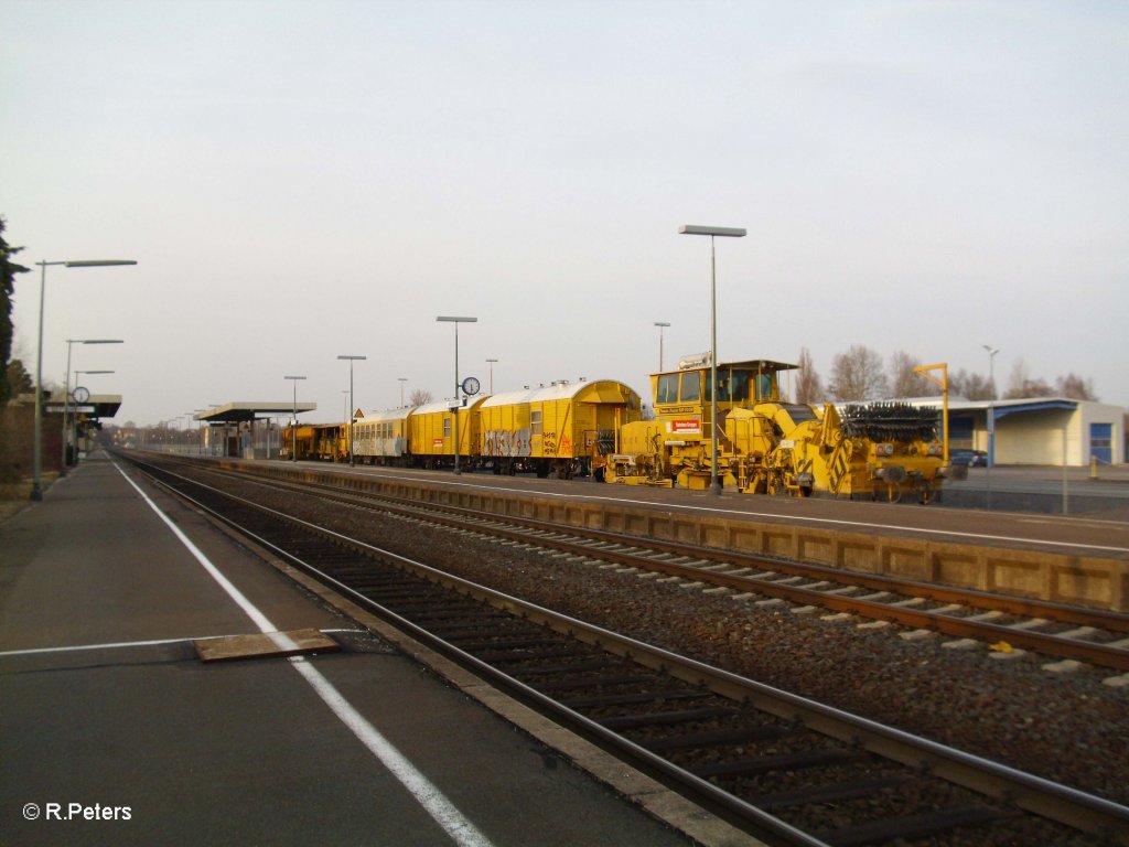 Nachschuss von Gleisstopfmaschine in Wiesau. 25.03.11
