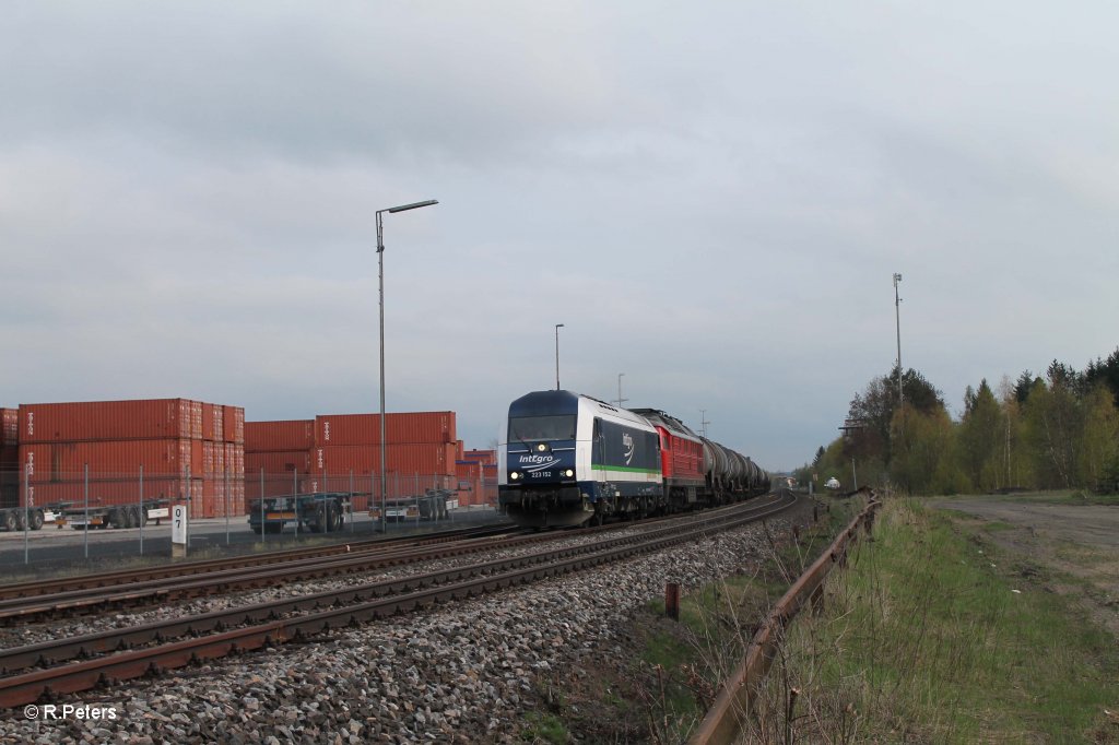 Statt sich an den Zug zu setzen zieht 223 152 die liegen gebliebene 232 176-1 sammt Kesselzug durch Wiesau nach Marktredwitz Tanklager. 29.04.13