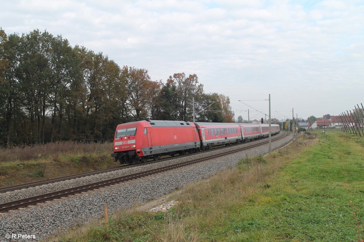 101 086-7 zieht bei Rohrbach (Ilm) den RE 4883 Ingolstadt - Mnchen. 21.10.17