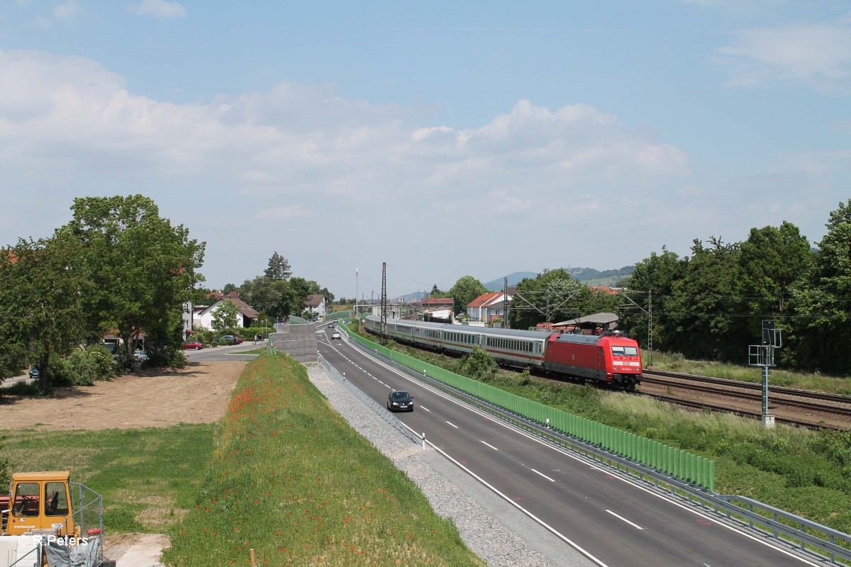 101 090-9 durchfährt Hemsheim mit dem EC 219 Frankfurt/Main - Graz. 28.05.15